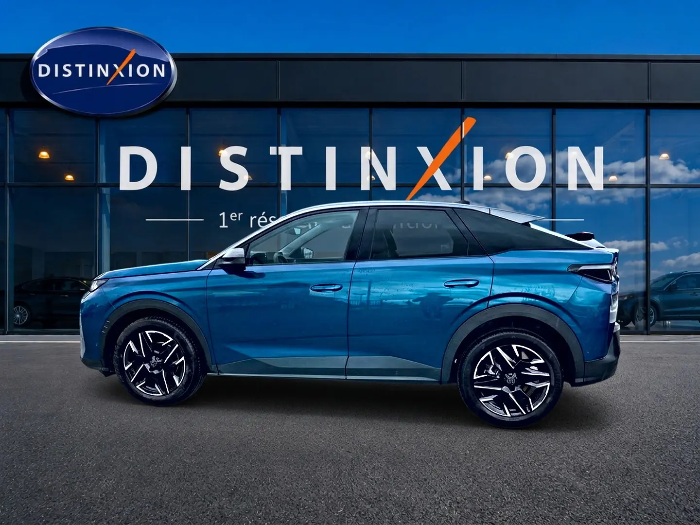 Peugeot 3008 bleu en profil droit, avec toit noir et jantes alliage distinctives, devant vitrine Distinxion.