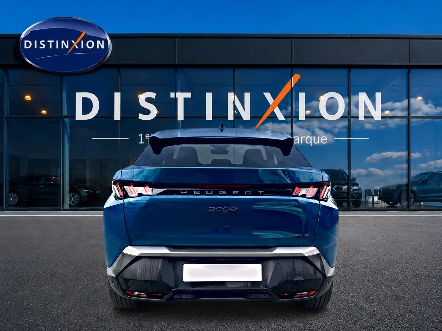 Vue arrière d'un Peugeot 3008 bleu 2025 avec feux arrière LED et becquet noir, devant une vitrine Distinxion.