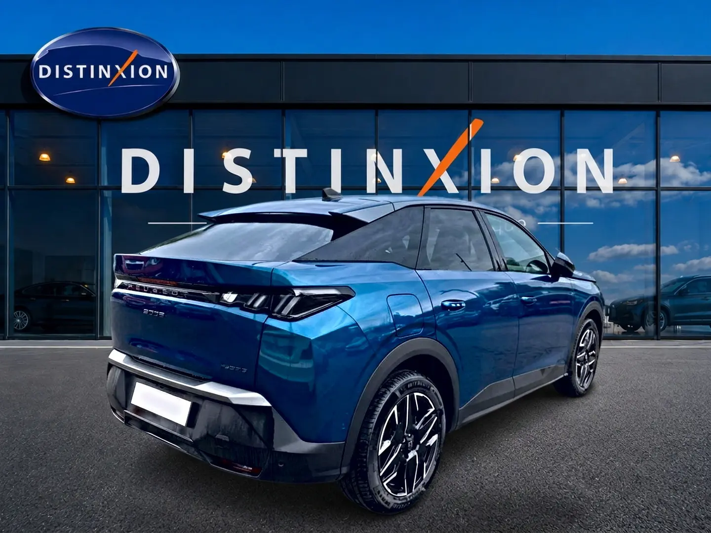 Peugeot 3008 bleu en 3/4 arrière droit, avec jantes alu et toit noir devant une vitrine Distinxion.