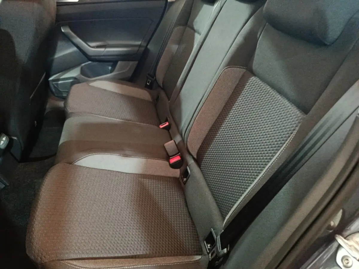 Vue intérieure côté droit des sièges arrière gris foncé de la Volkswagen Polo 1.0 TSI 95 Life Plus 2025.