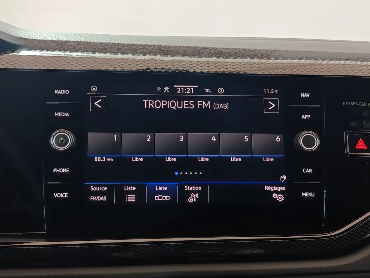 Écran tactile central de la Volkswagen Polo 2025 affichant la radio FM en mode nuit, avec commandes autour.