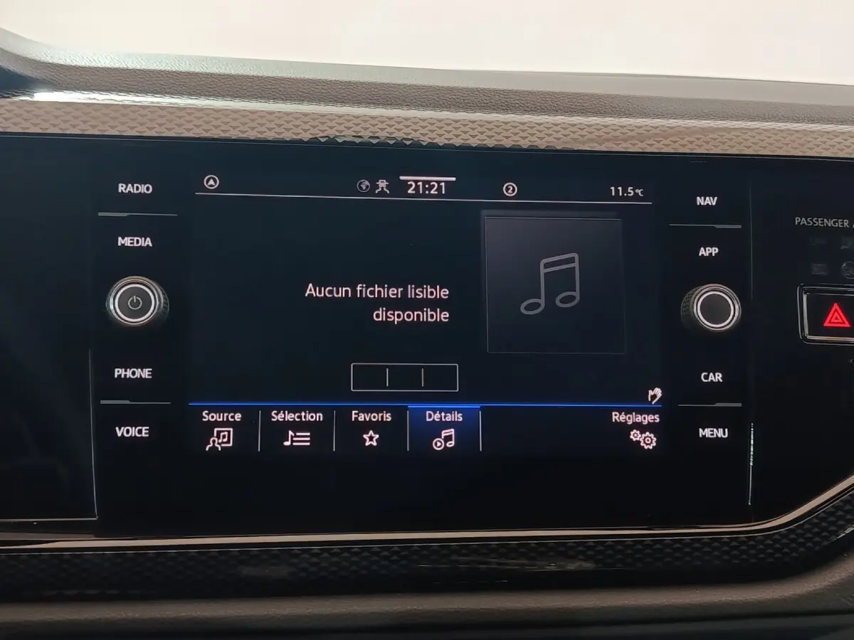 Écran tactile central de la Volkswagen Polo 1.0 TSI 95 Life Plus affichant un menu multimédia, intérieur noir.