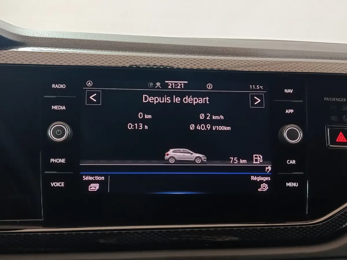 Écran tactile central affichant les données de trajet avec illustration latérale grise de la Volkswagen Polo 1.0 TSI 95 Life Plus.