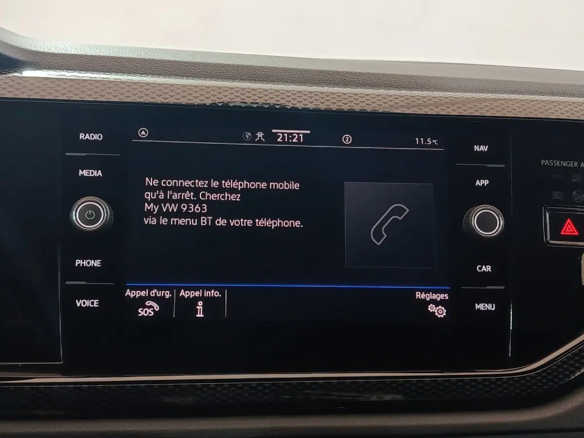 Écran tactile central du tableau de bord de la Volkswagen Polo 2025 affichant le menu téléphone et options SOS.