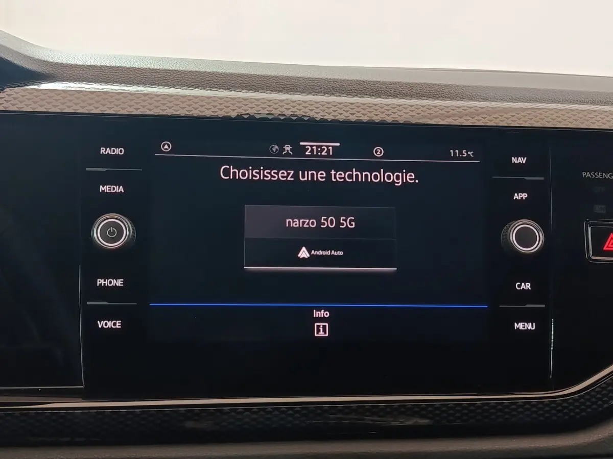 Écran tactile central 8 pouces du tableau de bord de la Volkswagen Polo gris foncé, affichant Android Auto.