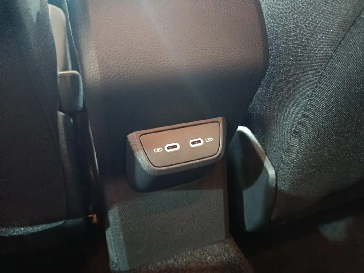 Prise USB double vue en gros plan à l'arrière des sièges d'une Volkswagen Polo gris foncé 2025.