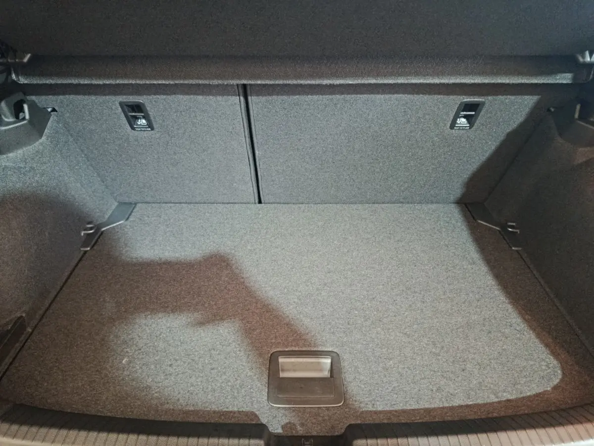 Coffre vide gris foncé de Volkswagen Polo 2025, vue intérieure arrière avec banquette rabattable 2/3-1/3.