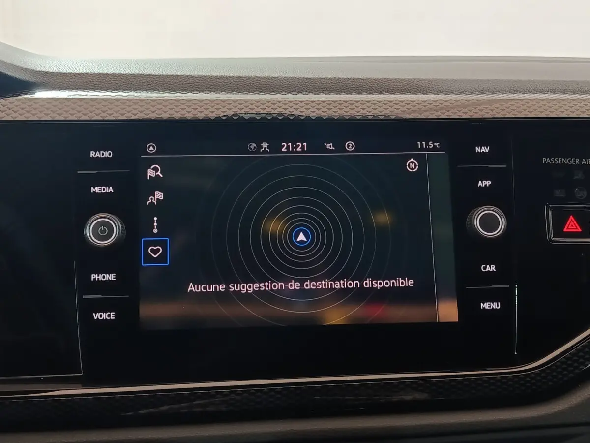 Écran tactile central du tableau de bord du Volkswagen Polo gris foncé, affichant le système de navigation.