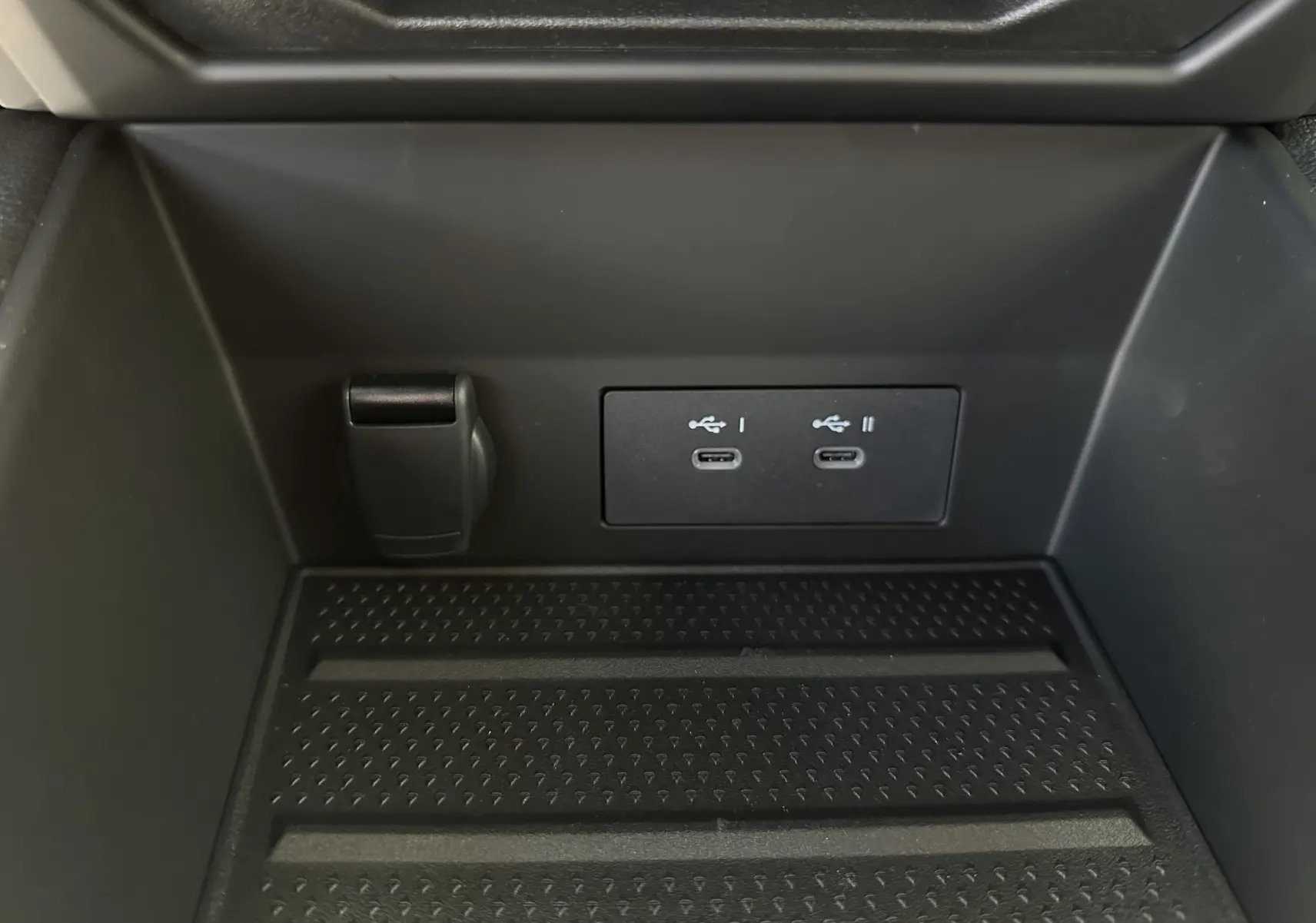 Gros plan sur la console centrale du Renault SYMBIOZ Esprit Alpine E-Tech 2025, montrant deux ports USB-C et une prise 12V.