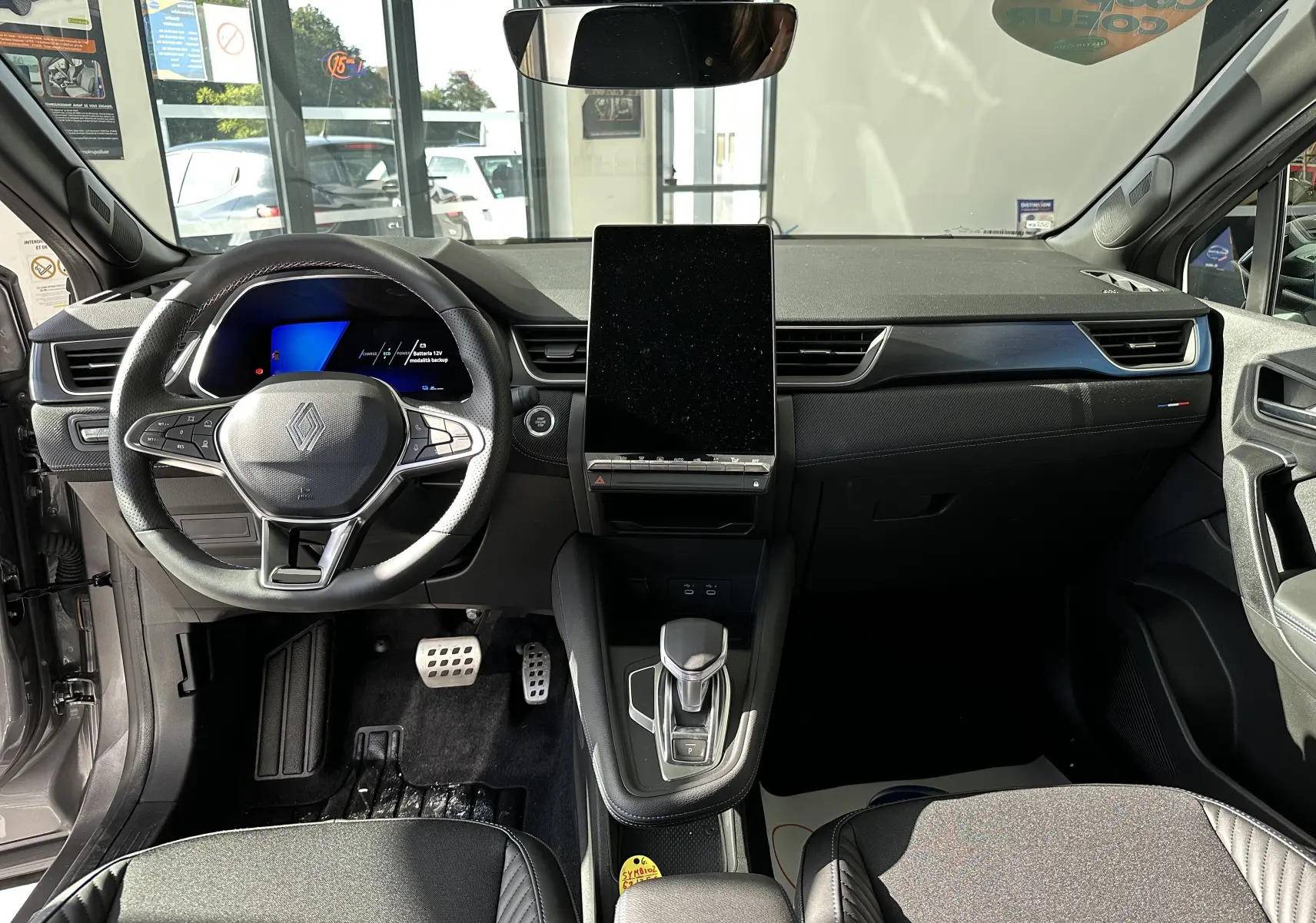 Intérieur du Renault SYMBIOZ Esprit Alpine 2025 en gris, vue frontale du tableau de bord et volant multifonction.