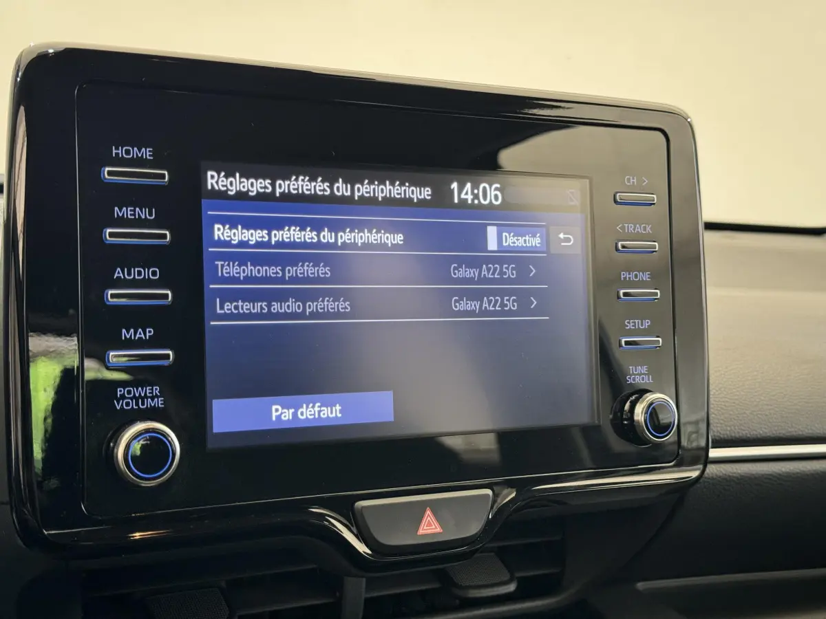 Écran tactile central de la Toyota Yaris blanche 2022, affichant les réglages Bluetooth dans l'habitacle.