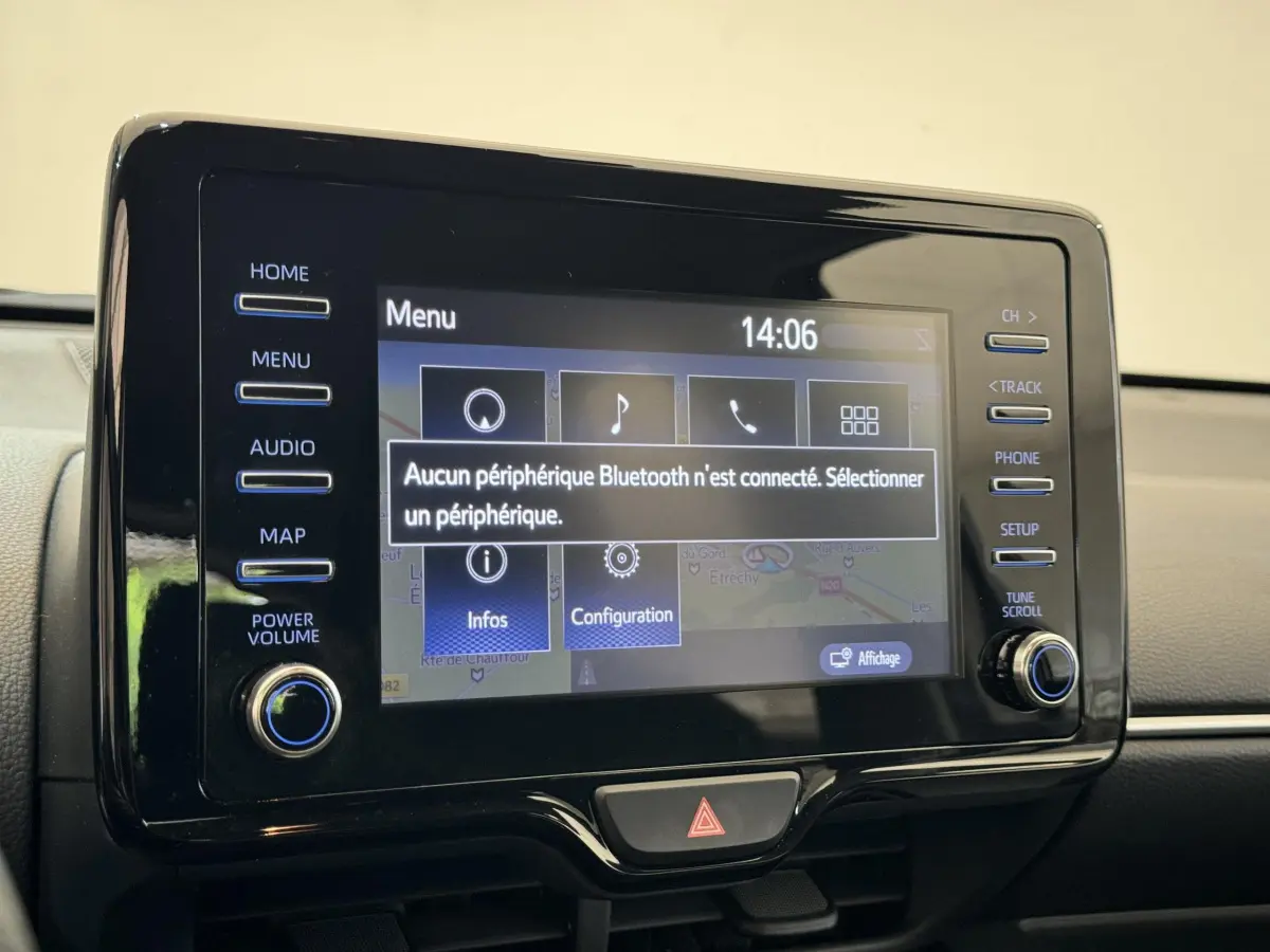 Écran tactile central de la Toyota Yaris hybride 2022 affichant le menu Bluetooth, vue intérieure rapprochée.
