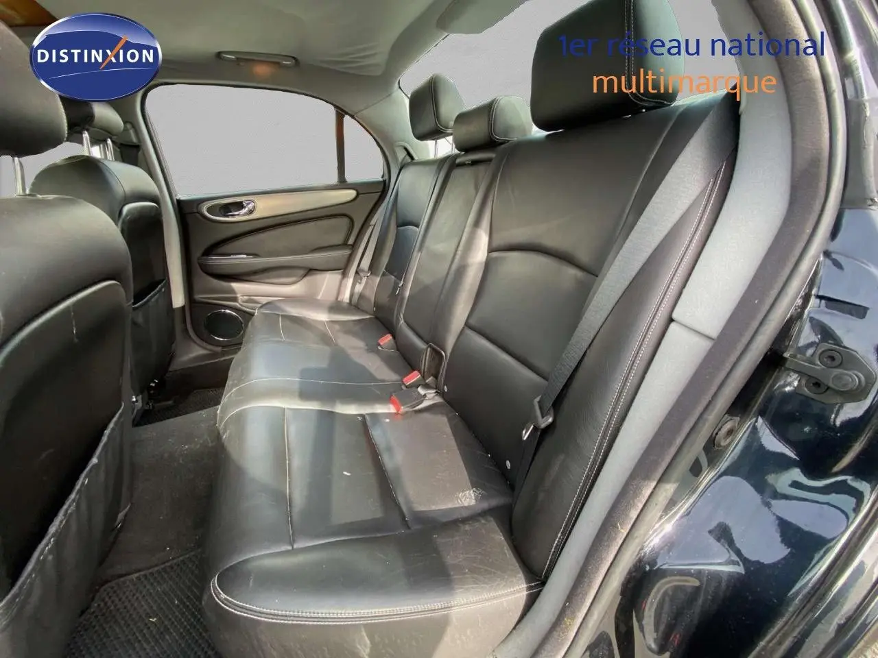 Vue intérieure côté droit montrant la banquette arrière en cuir noir d'une Jaguar XJ6 2.7 V6 Biturbo Executive 2006.