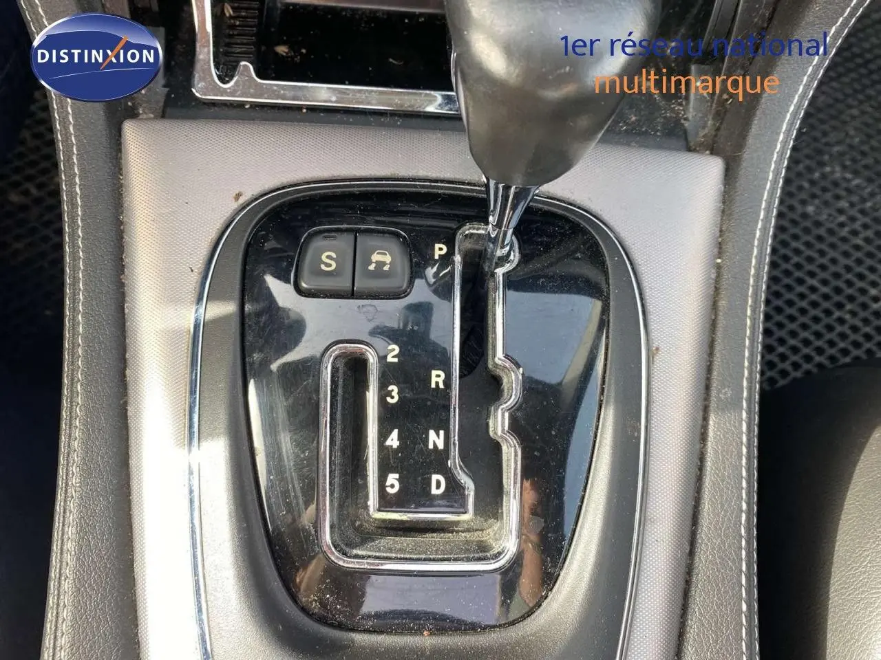 Gros plan sur la commande de boîte automatique noire de la Jaguar XJ6 2.7 V6 Biturbo Executive de 2006.
