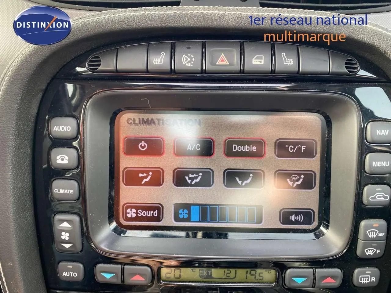 Écran tactile de la climatisation avec commandes autour, intérieur noir de la Jaguar XJ6 2.7 V6 Biturbo 2006.
