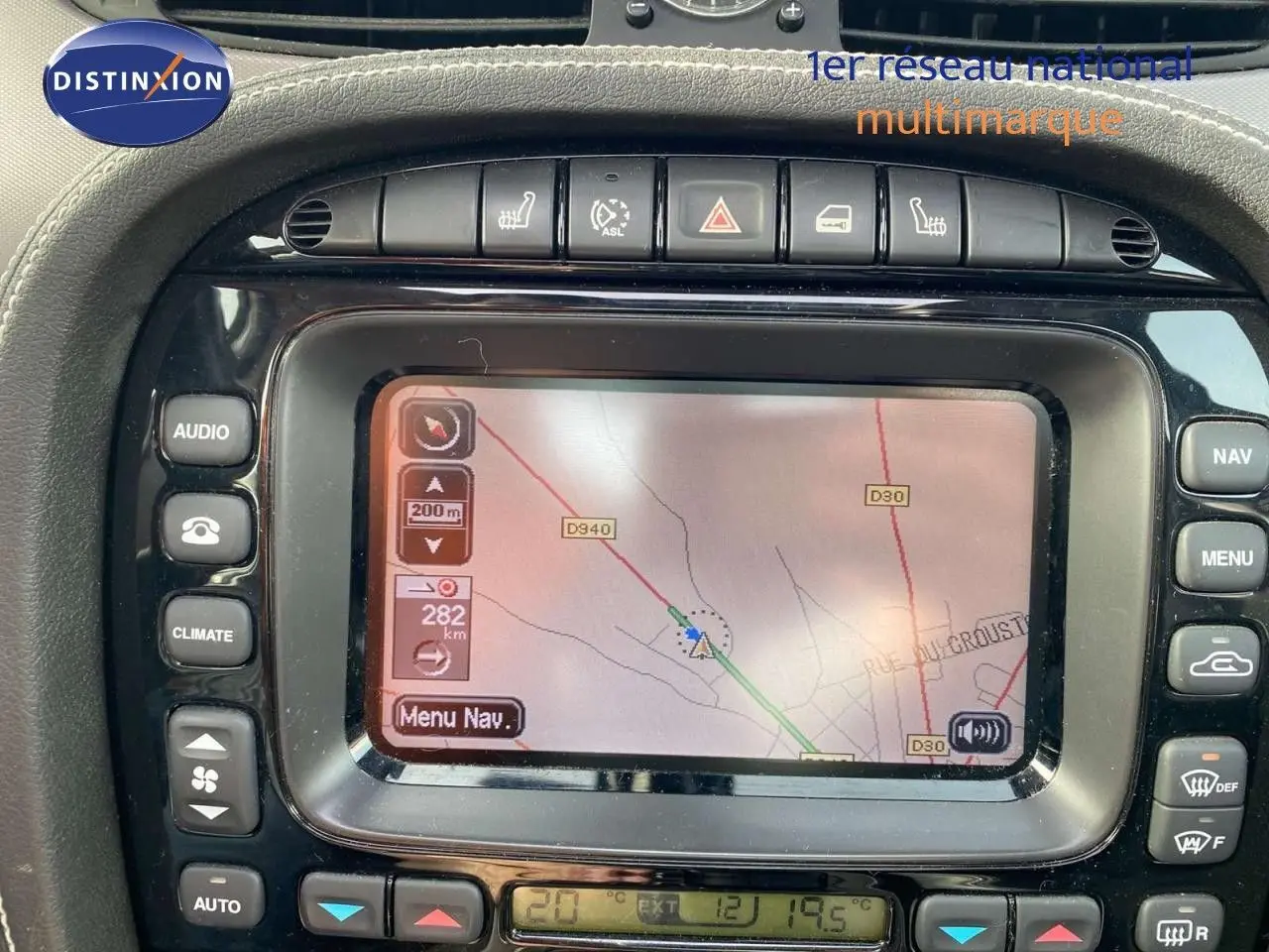 Écran de navigation GPS intégré au tableau de bord noir de la Jaguar XJ6 2.7 V6 Biturbo Executive de 2006.