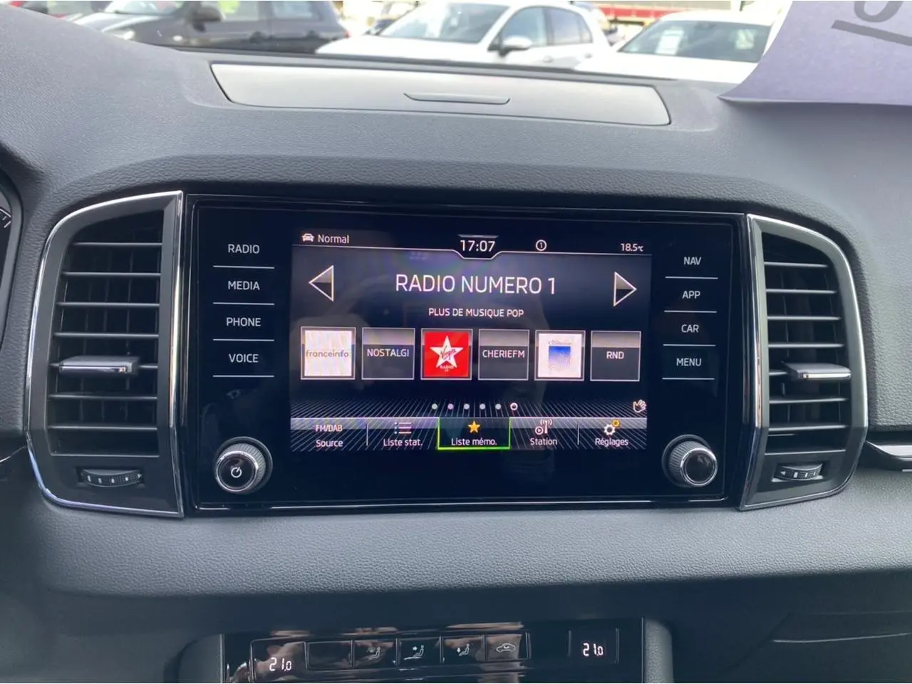 Écran tactile central du Skoda Karoq 2.0 TDI 150 Scout 2021, affichant les options radio, avec tableau de bord noir.