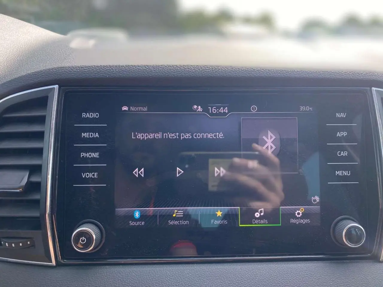 Écran tactile central du Skoda Karoq 2021 affichant un message Bluetooth, vue frontale de l’intérieur.