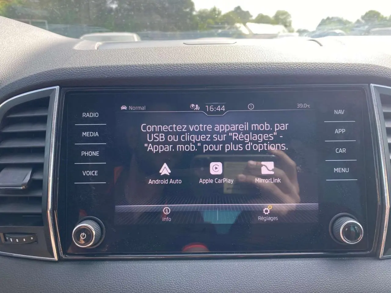 Écran central tactile du Skoda Karoq 2021 affichant les options de connexion mobile, vue frontale intérieure.
