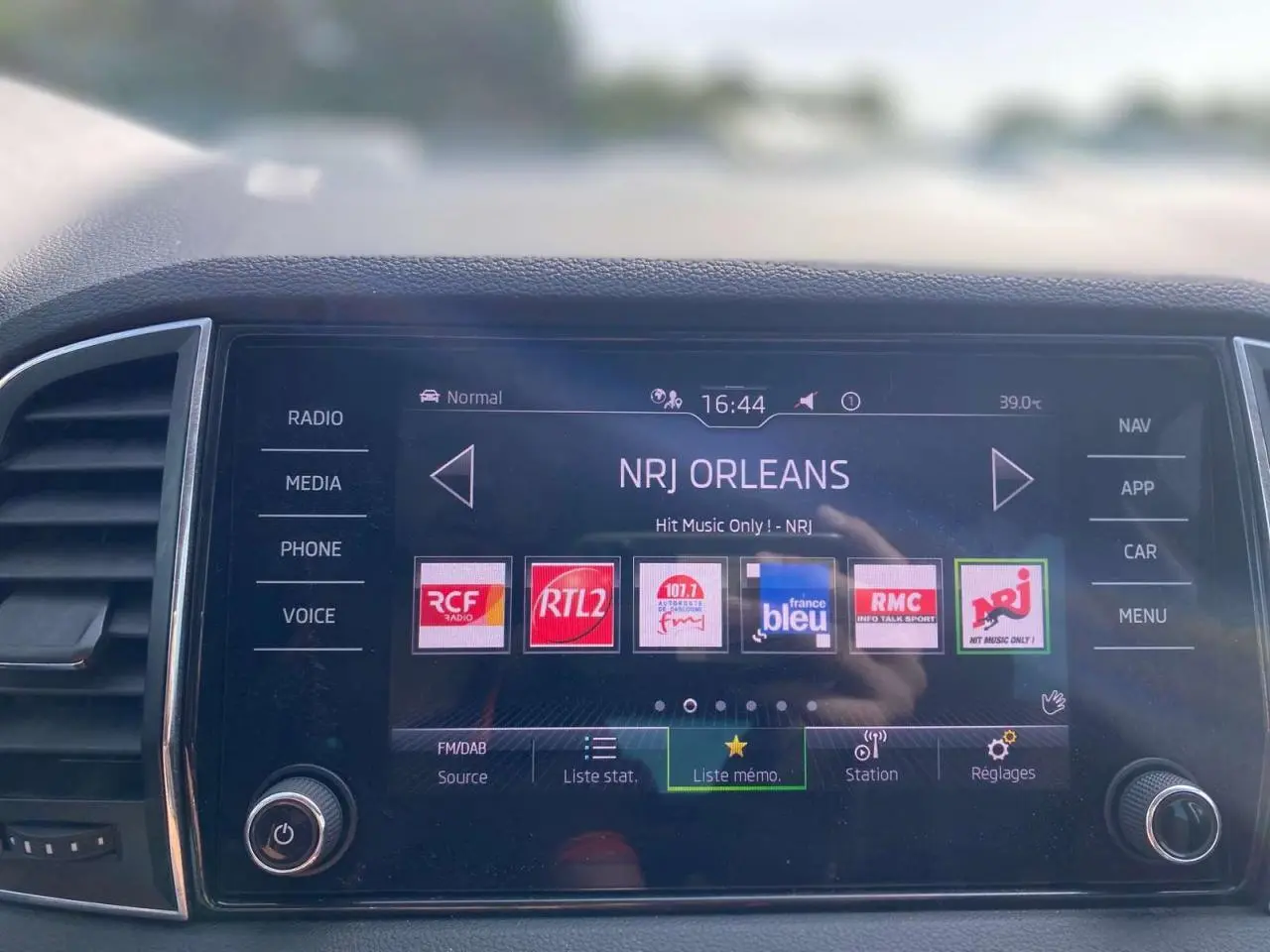 Écran tactile central du Skoda Karoq 2021 affichant les stations radio, vue frontale intérieure.