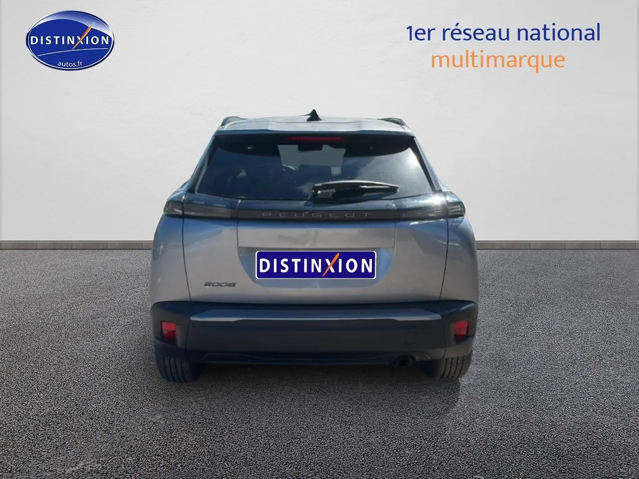 Vue arrière d'un Peugeot 2008 gris artense 2025 avec feux arrière LED et becquet noir.