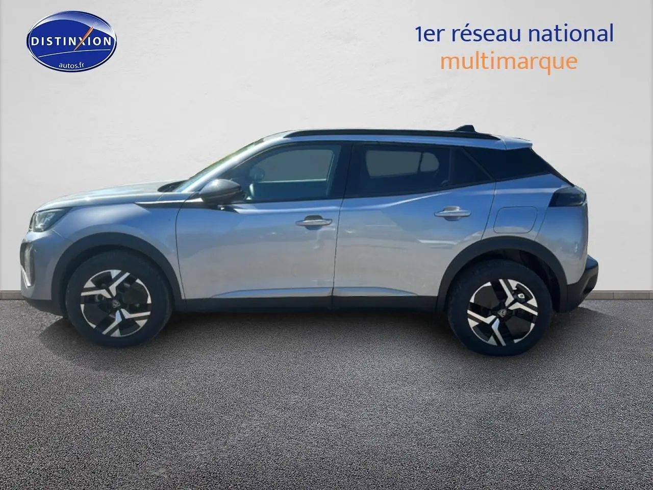 Peugeot 2008 gris Artense vue de profil côté gauche, avec toit noir et jantes alliage noires.