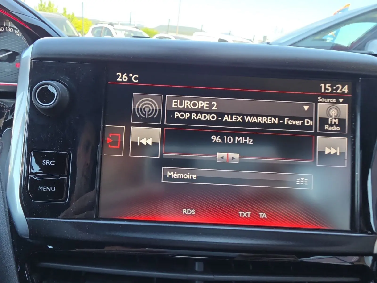 Écran tactile central de la Peugeot 208 GTI 2015 affichant la radio Europe 2 à 96,10 MHz, intérieur noir.