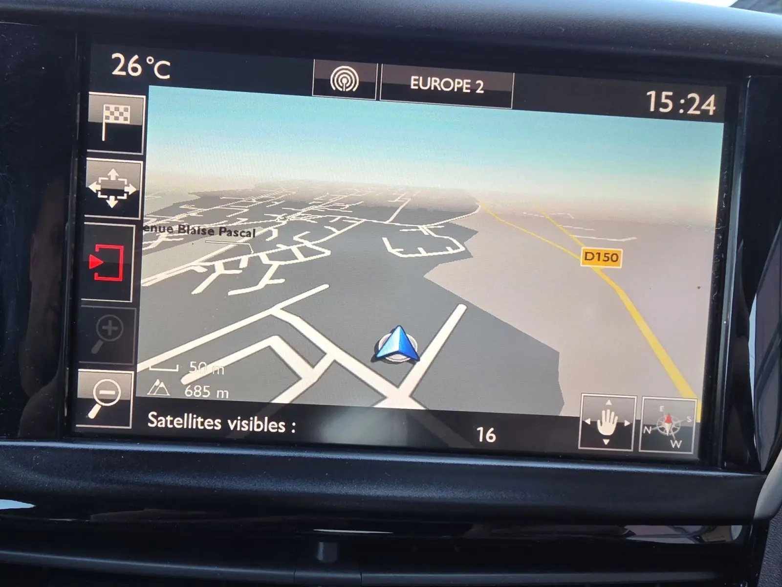 Écran GPS intégré de la Peugeot 208 GTI 2015 affichant une carte en 3D avec indication de route D150.