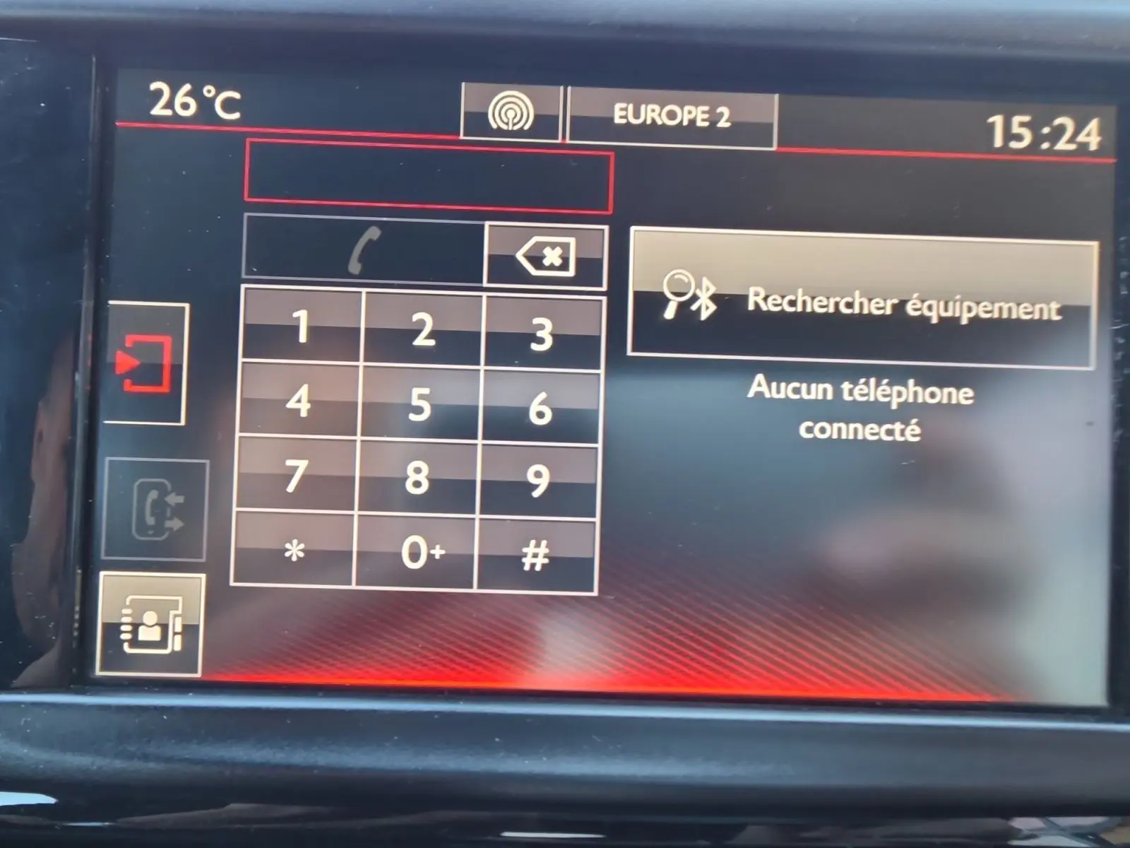 Écran tactile du système multimédia de la Peugeot 208 GTI 2015 affichant le menu Bluetooth et le clavier numérique.