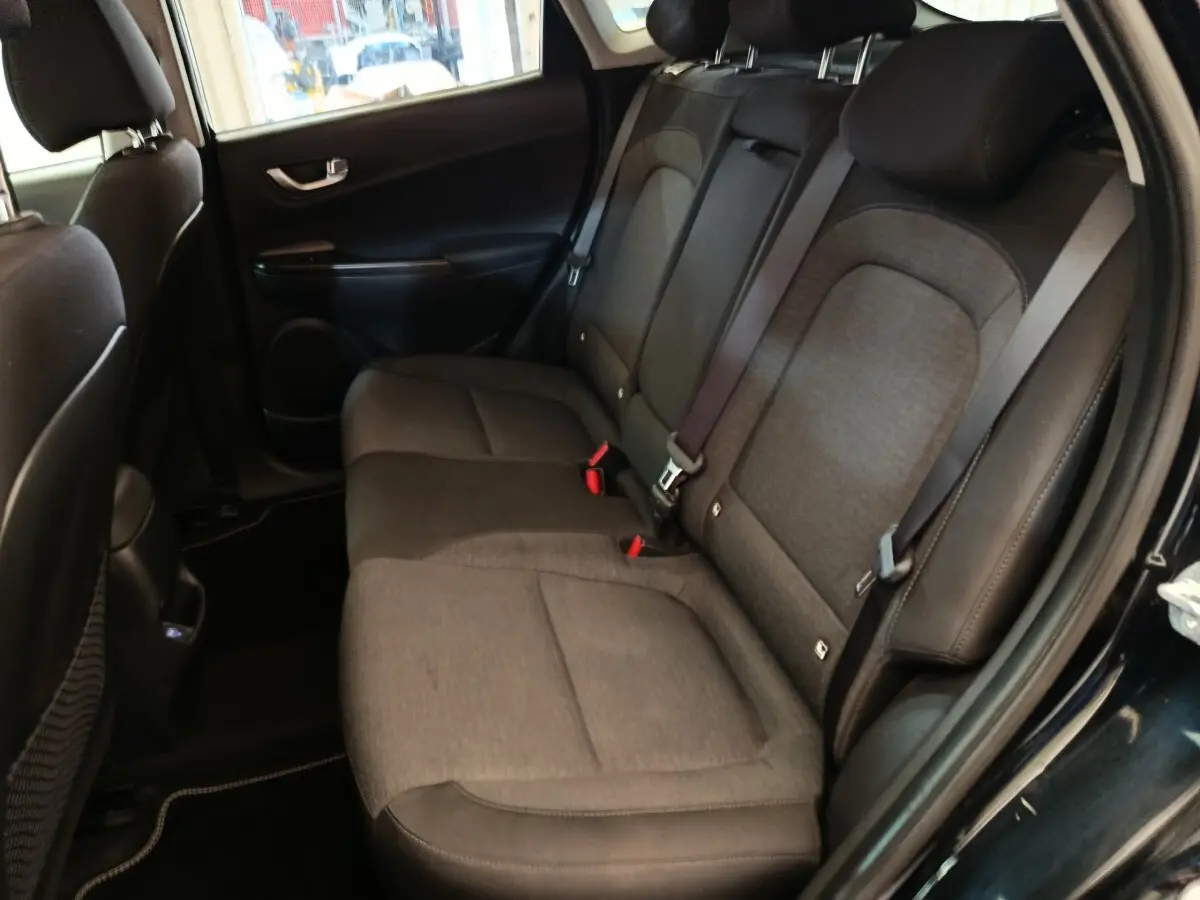 Vue intérieure côté droit des sièges arrière en tissu gris du Hyundai Kona électrique noir 2023.