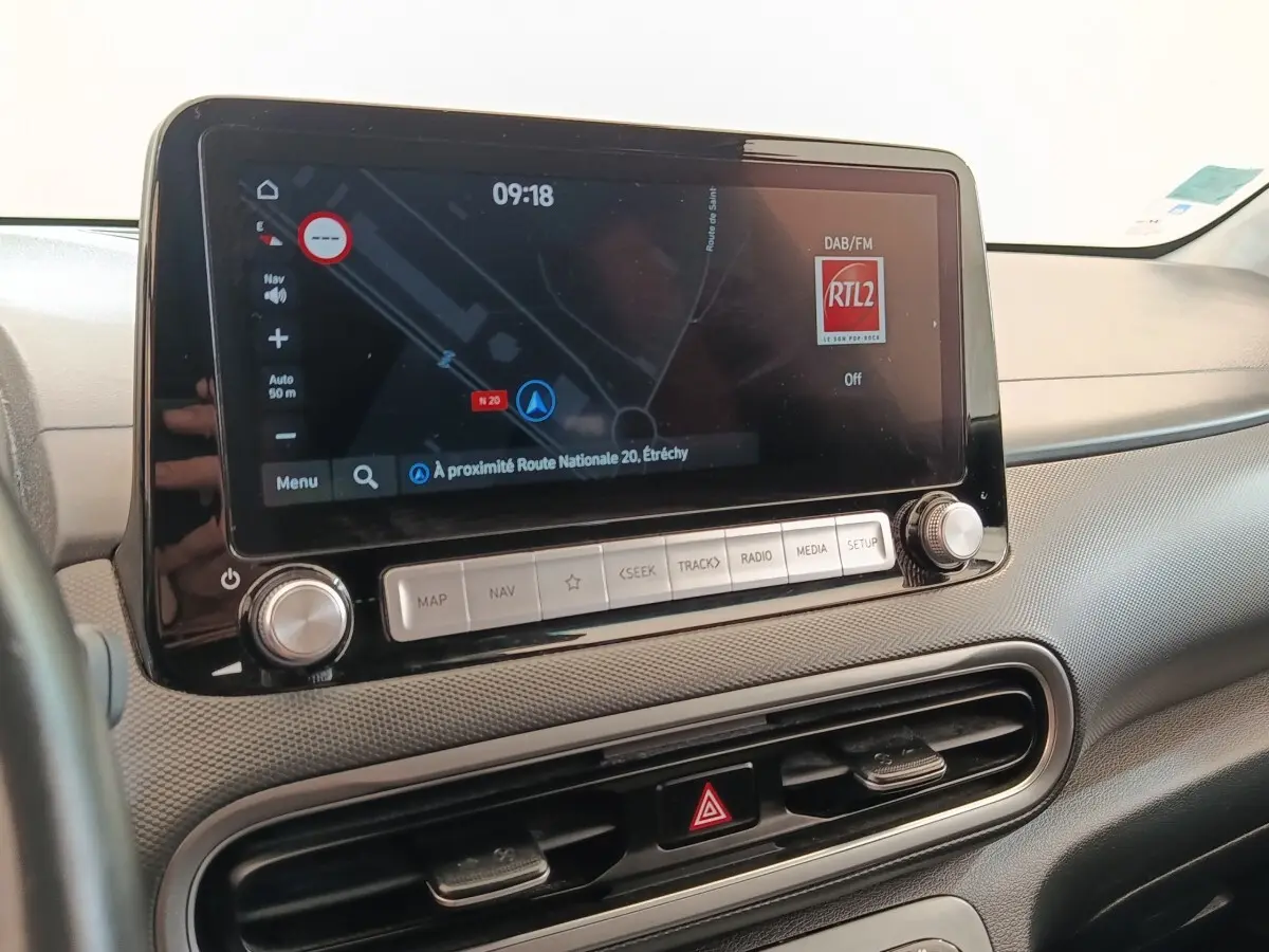 Écran tactile central du tableau de bord du Hyundai Kona électrique 2023, vue de face rapprochée.