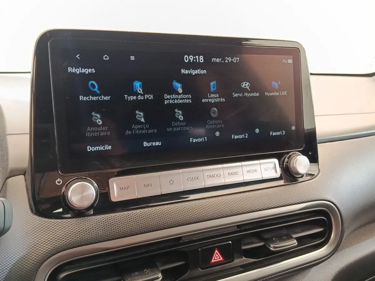 Écran tactile central du tableau de bord du Hyundai Kona électrique 2023, affichant le menu navigation.