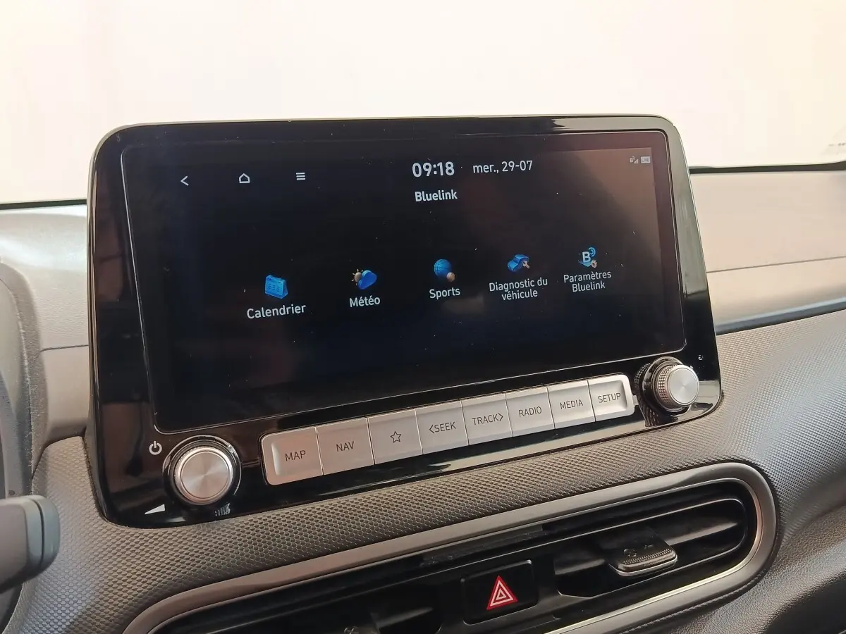 Écran tactile central du tableau de bord du Hyundai Kona électrique 2023 affichant l'interface Bluelink.