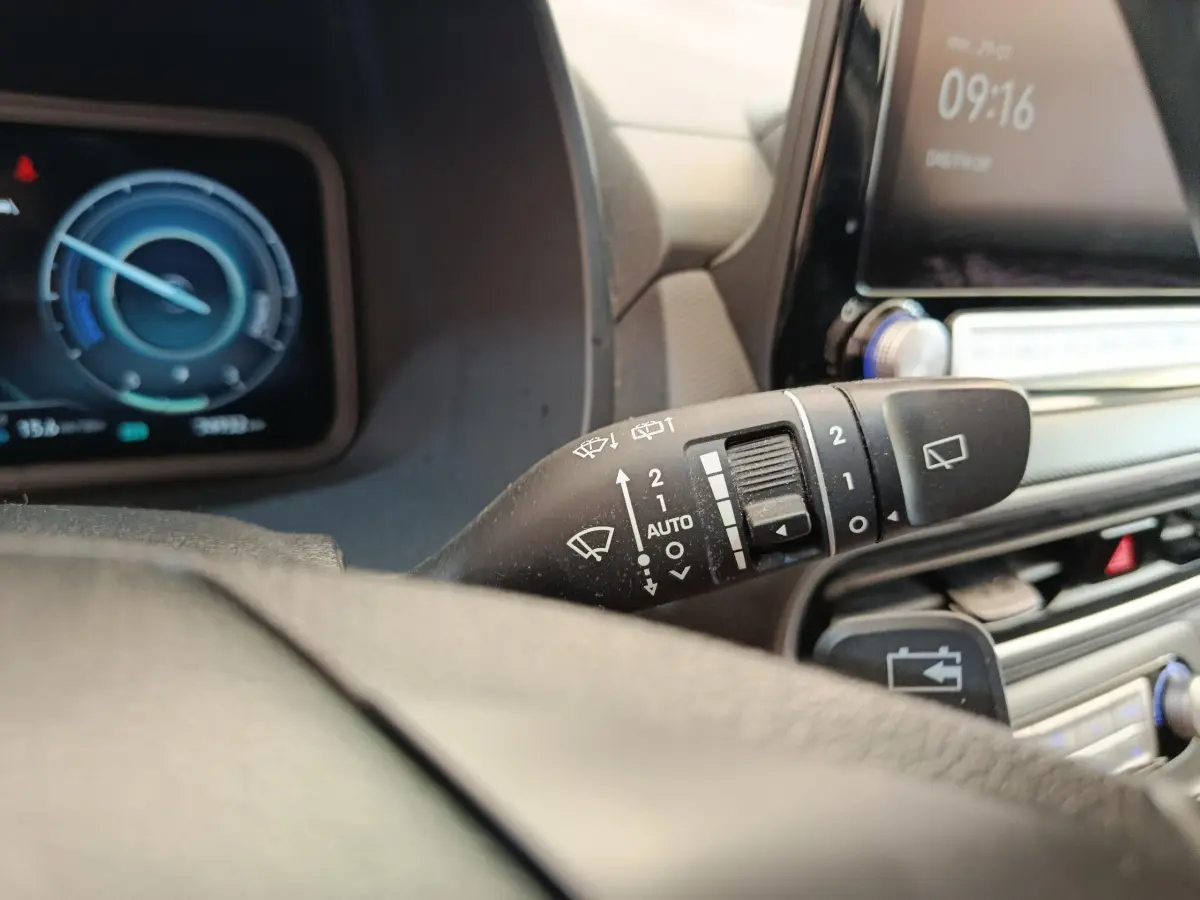 Gros plan sur la commande d’essuie-glace côté droit du tableau de bord du Hyundai Kona électrique noir 2023.