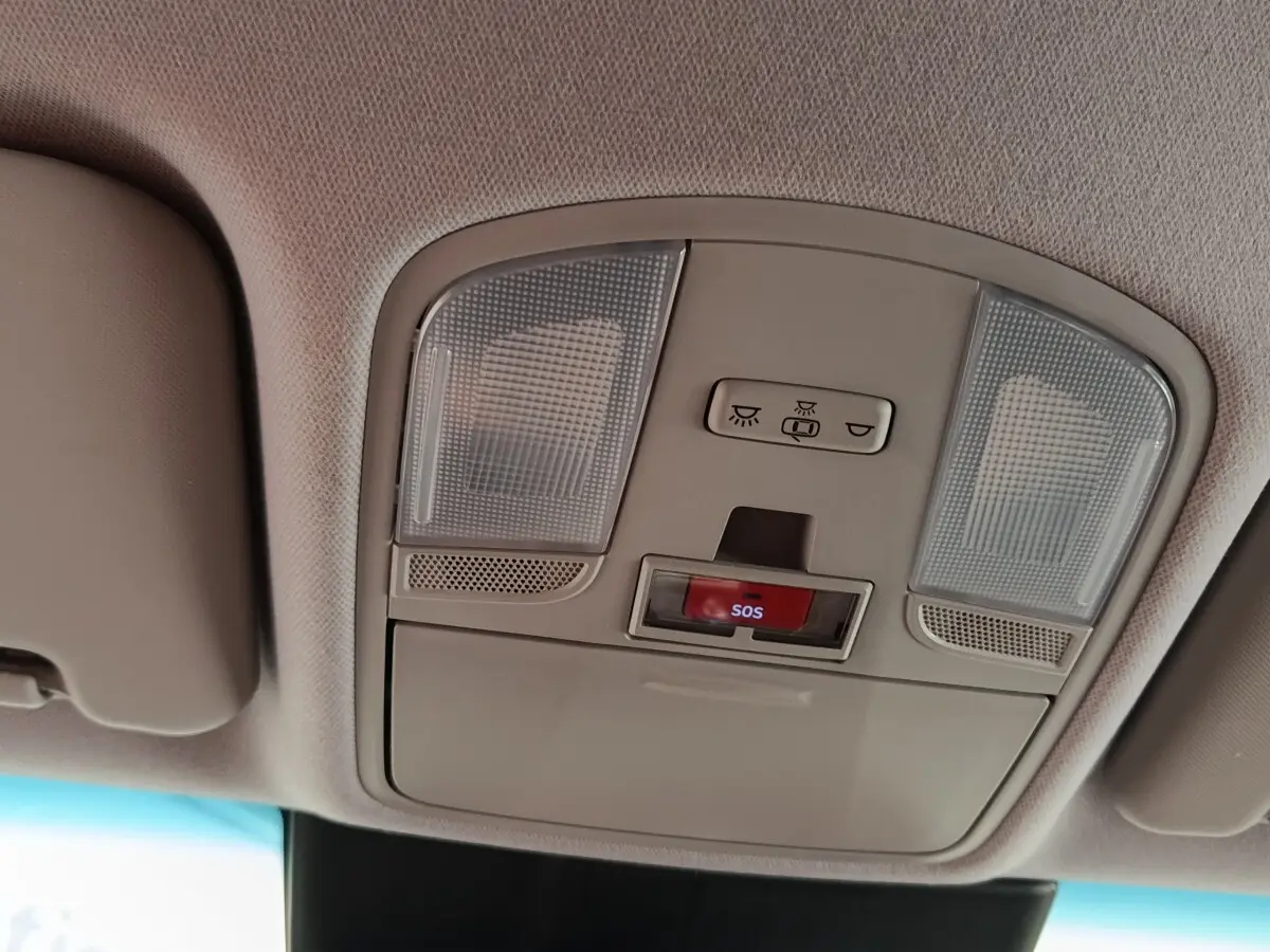 Vue intérieure du plafonnier beige avec boutons d’éclairage et alerte SOS du Hyundai Kona électrique 2023.