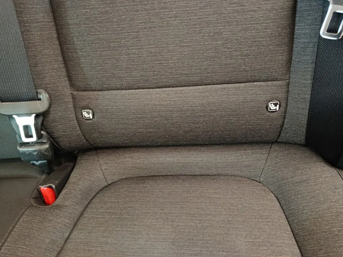 Gros plan sur la banquette arrière en tissu gris foncé du Hyundai Kona électrique 2023, montrant les fixations Isofix.