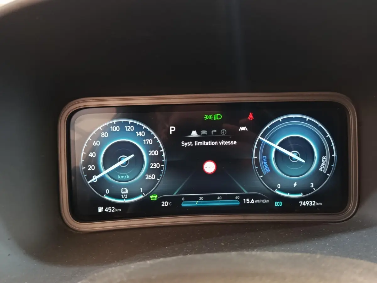 Affichage numérique du tableau de bord du Hyundai Kona électrique 2023 montrant vitesse, autonomie et indicateurs de conduite.