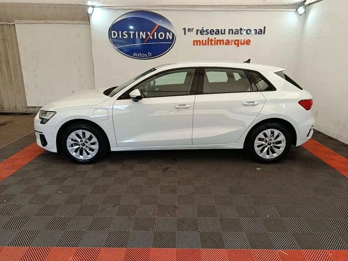 Audi A3 40 TFSI e blanc vue de profil côté gauche, hybride rechargeable avec prise de charge visible avant gauche.