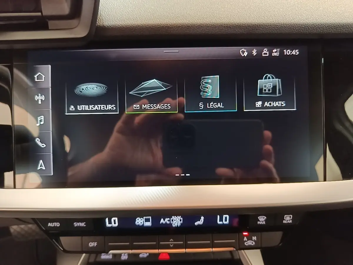 Écran tactile central de l’Audi A3 40 TFSI e 2022 affichant le menu principal avec commandes climatisation en dessous.