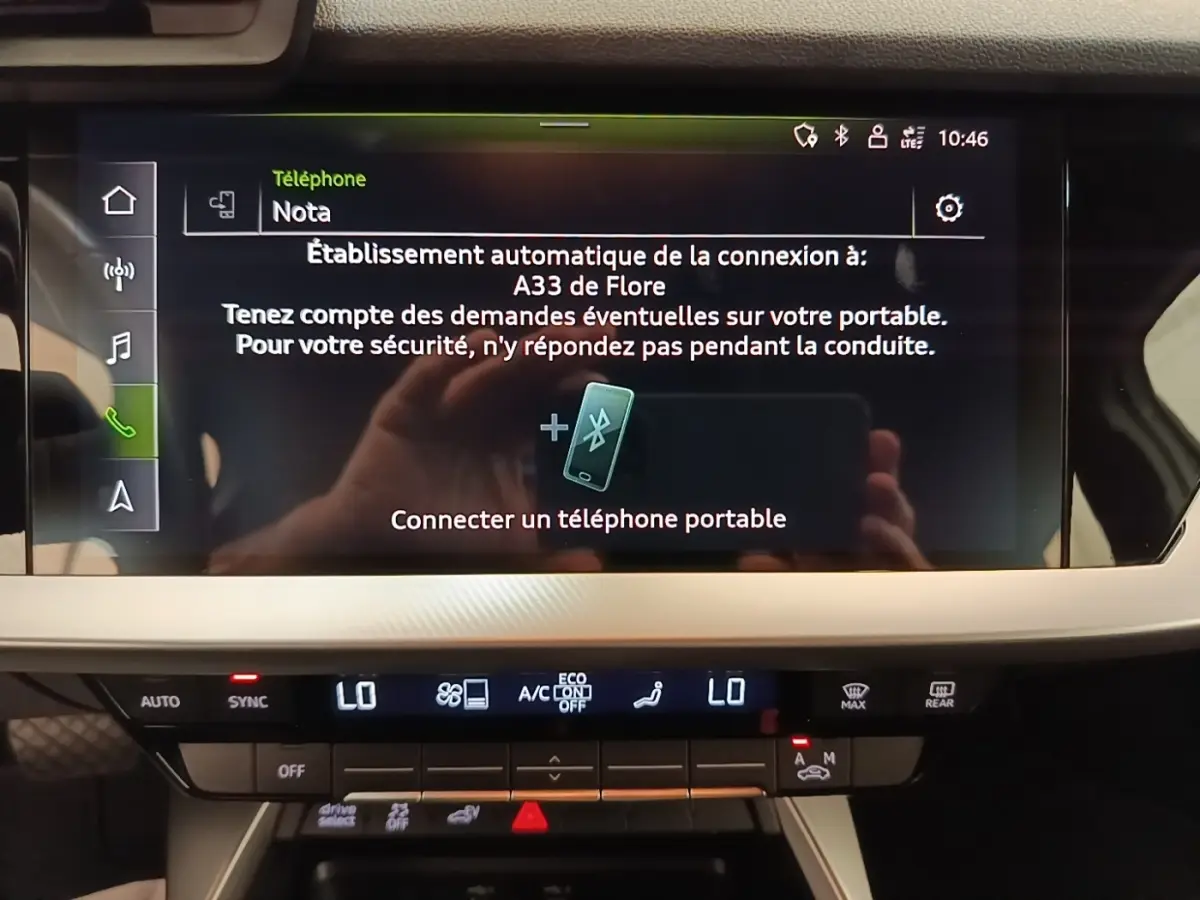 Vue intérieure du tableau de bord de l'Audi A3 40 TFSI e 2022 avec écran tactile et commandes climatisation digitales.