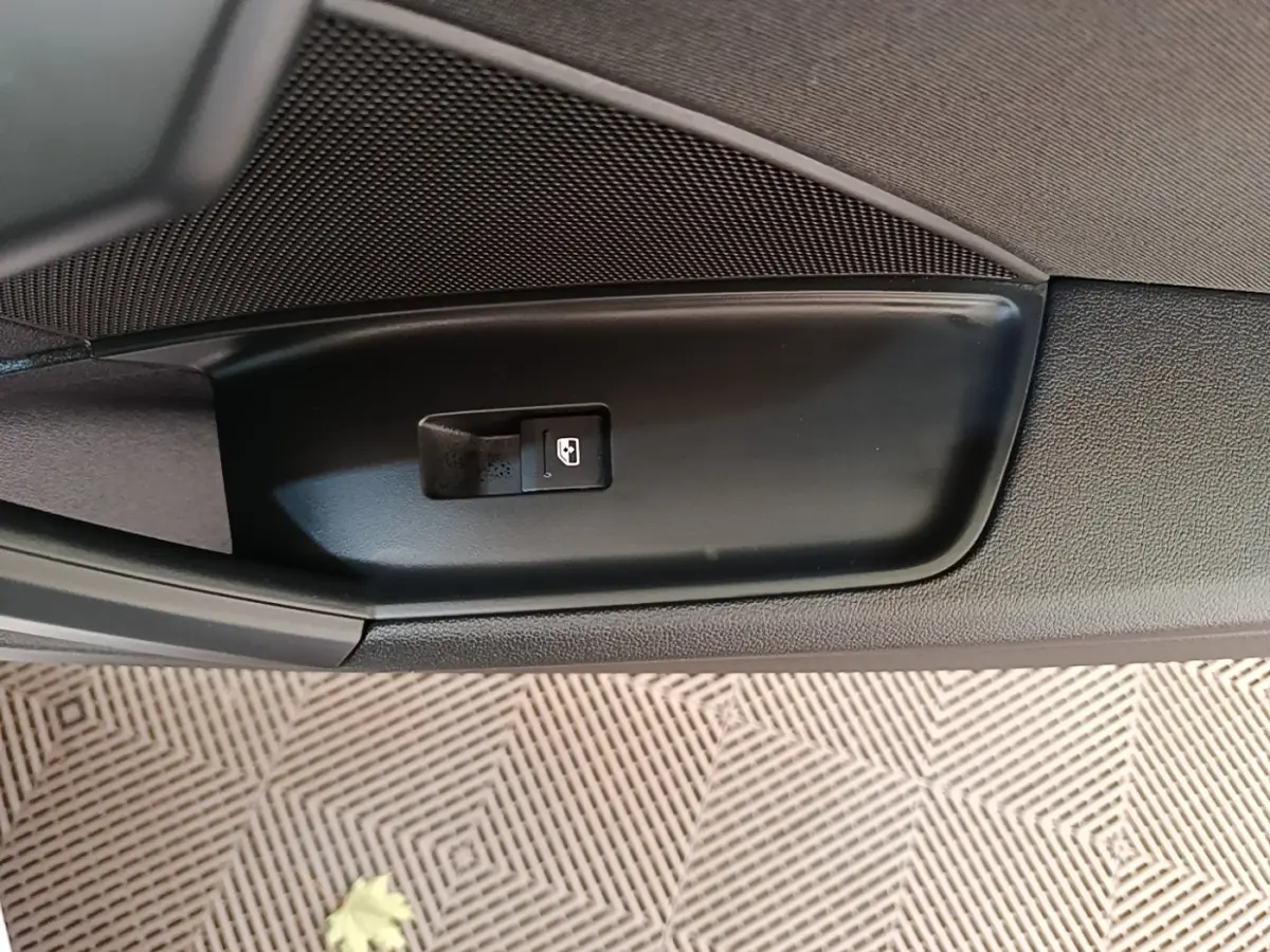 Détail de la commande de verrouillage des portes sur la portière côté gauche d’une Audi A3 blanche hybride rechargeable.