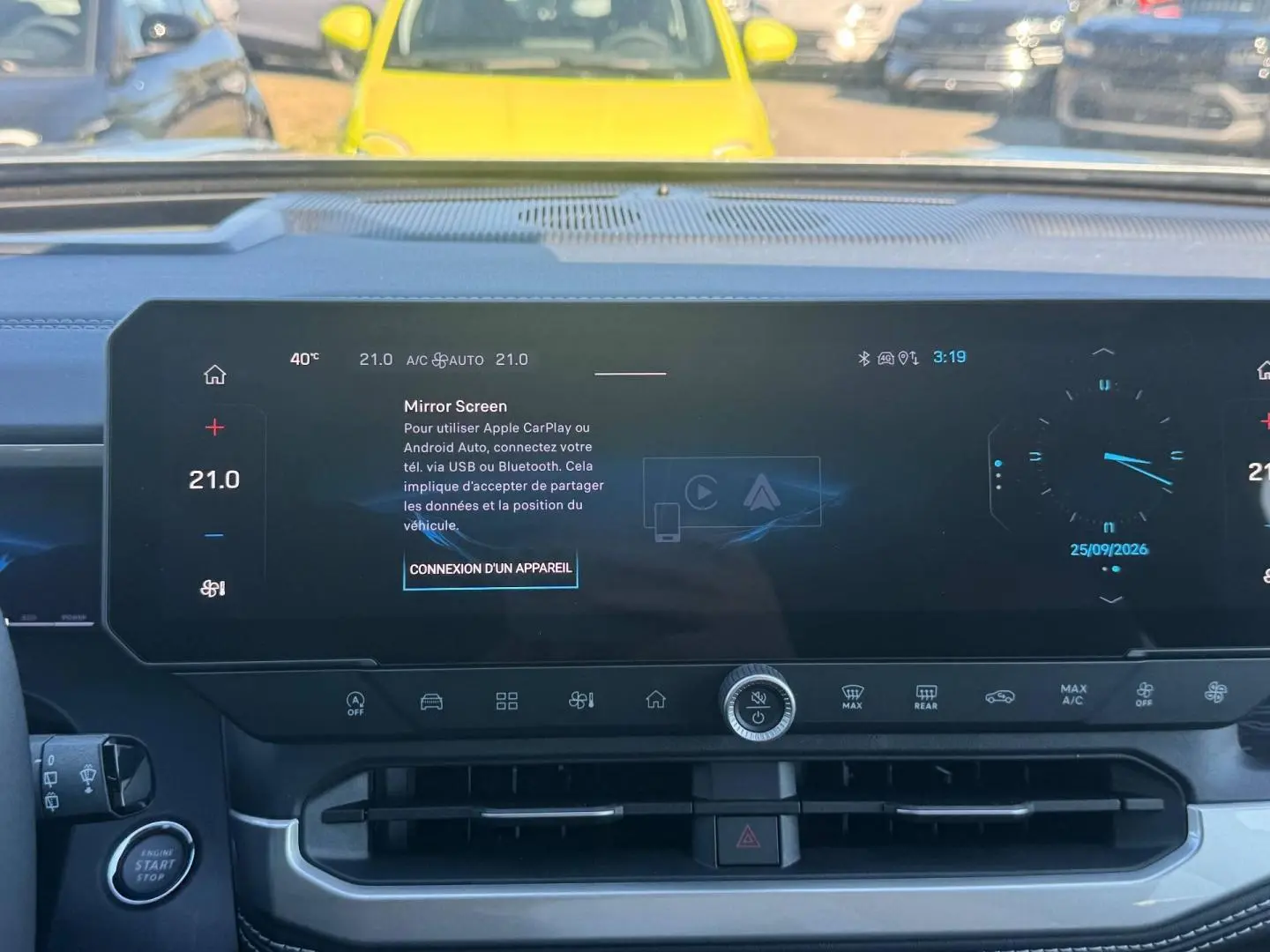 Vue rapprochée de l’écran tactile central du Jeep Compass 2026, affichant la connexion Mirror Screen, avec tableau de bord noir.