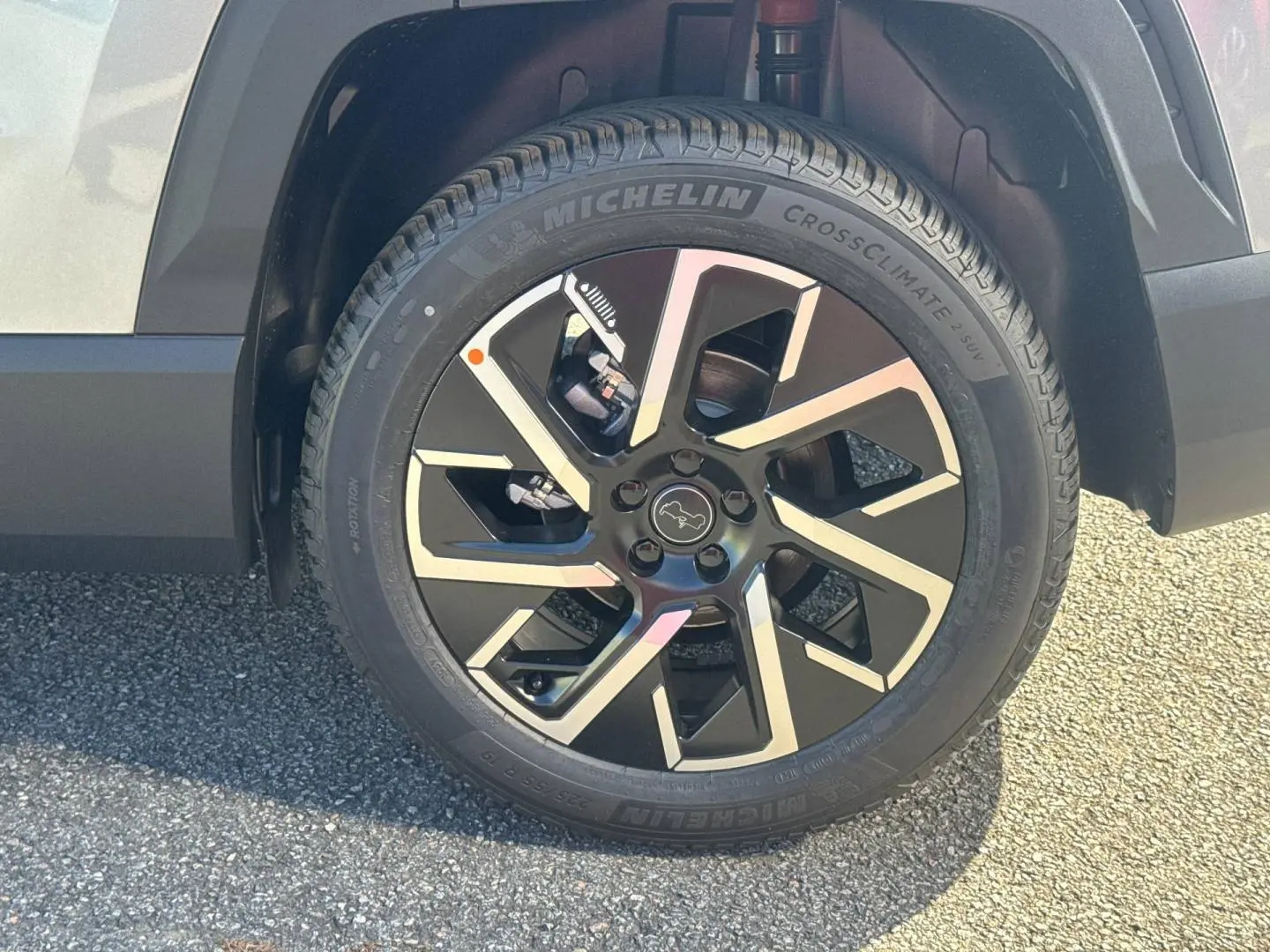 Gros plan sur la roue avant droite du Jeep Compass Yosemite avec jante alu bicolore et pneu Michelin.