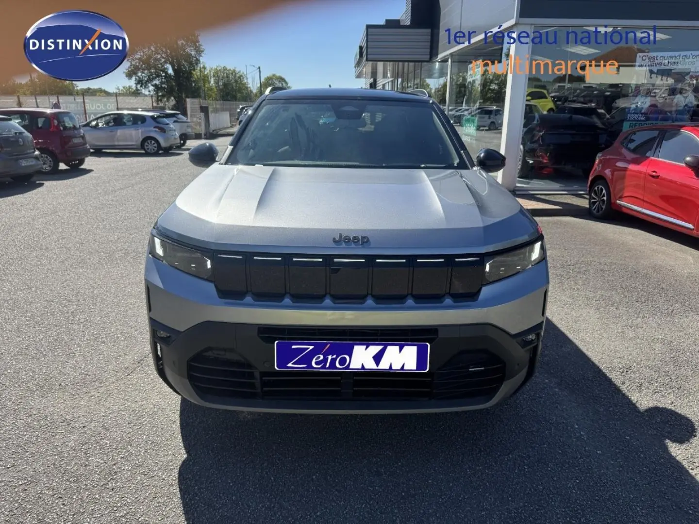 Vue avant d'un Jeep Compass 2026 Yosemite avec toit noir, calandre noire et plaque Zéro KM visible.