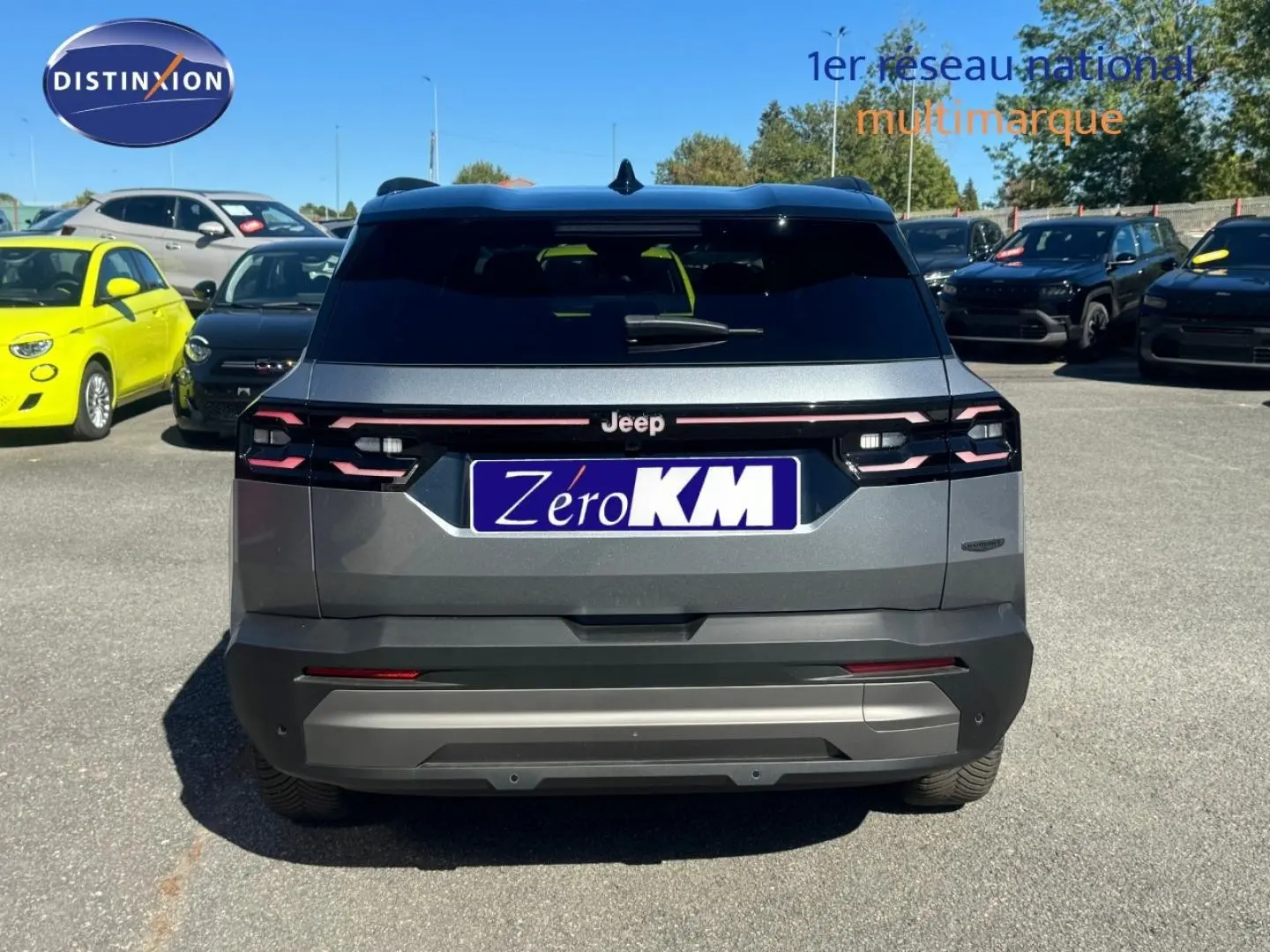 Vue arrière d'un Jeep Compass Yosemite gris avec toit noir, feux arrière LED et lunette arrière surteintée.
