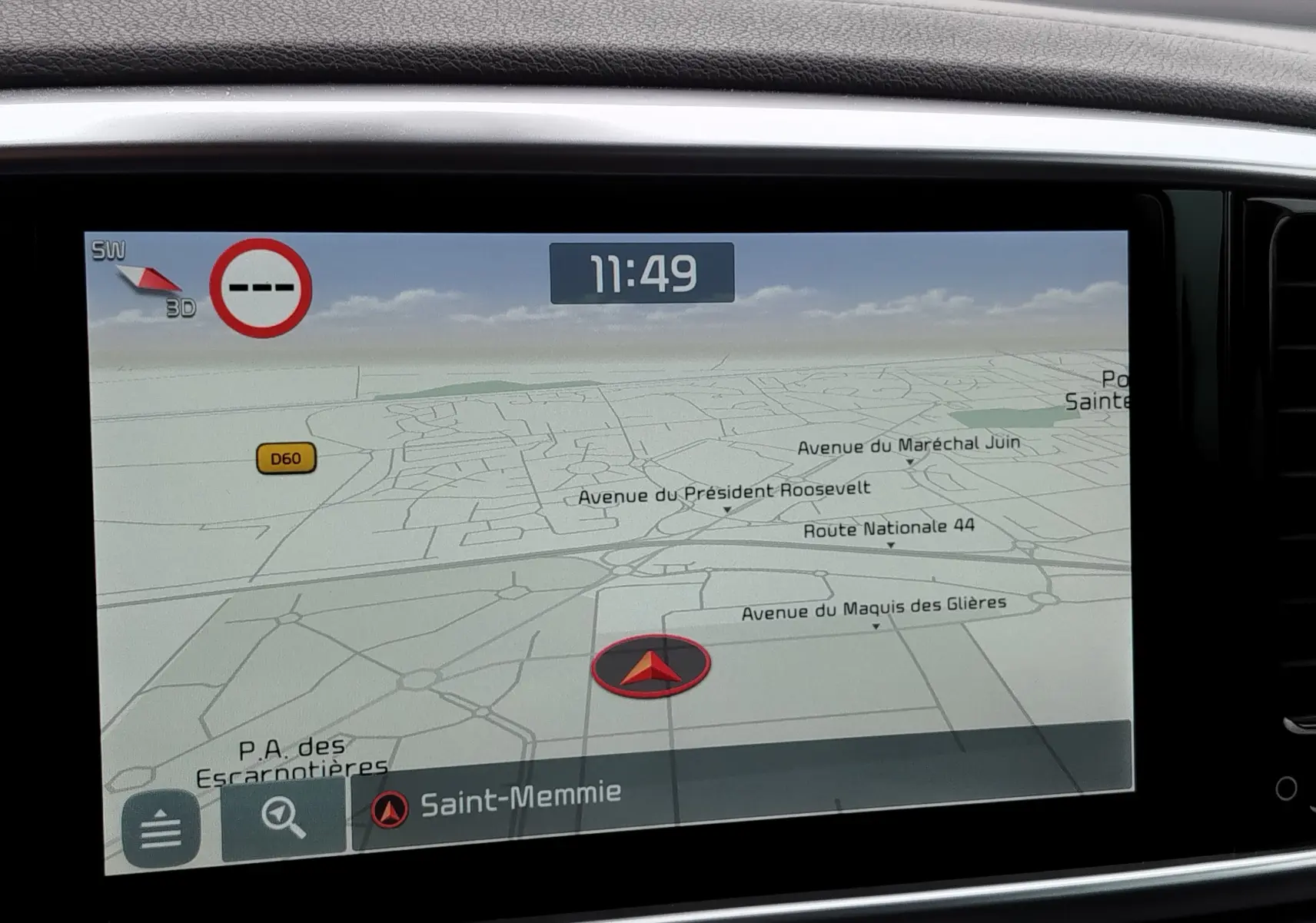 Écran central du GPS du Kia Sportage 2022 montrant une carte détaillée avec itinéraire et heure 11h49.