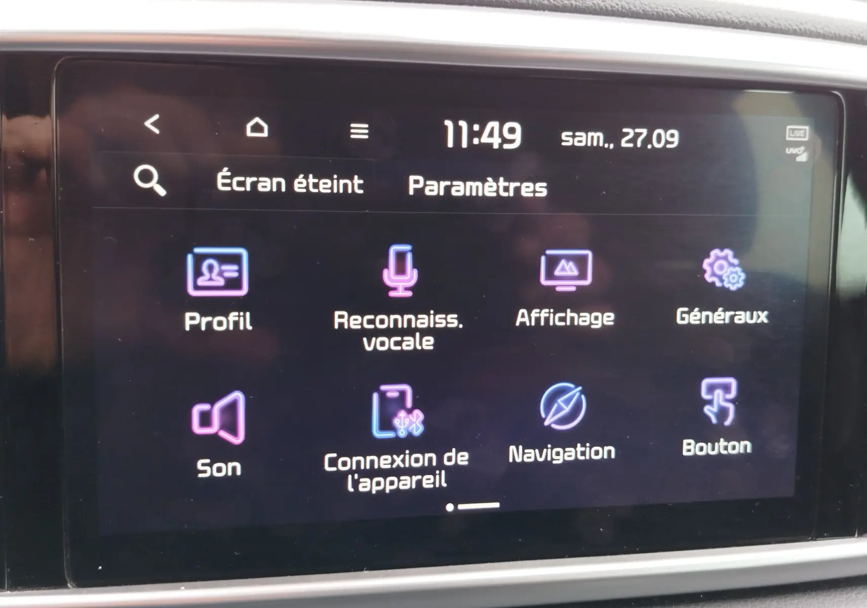 Écran tactile du système multimédia du Kia Sportage 2022 affichant les paramètres de profil, son et navigation.