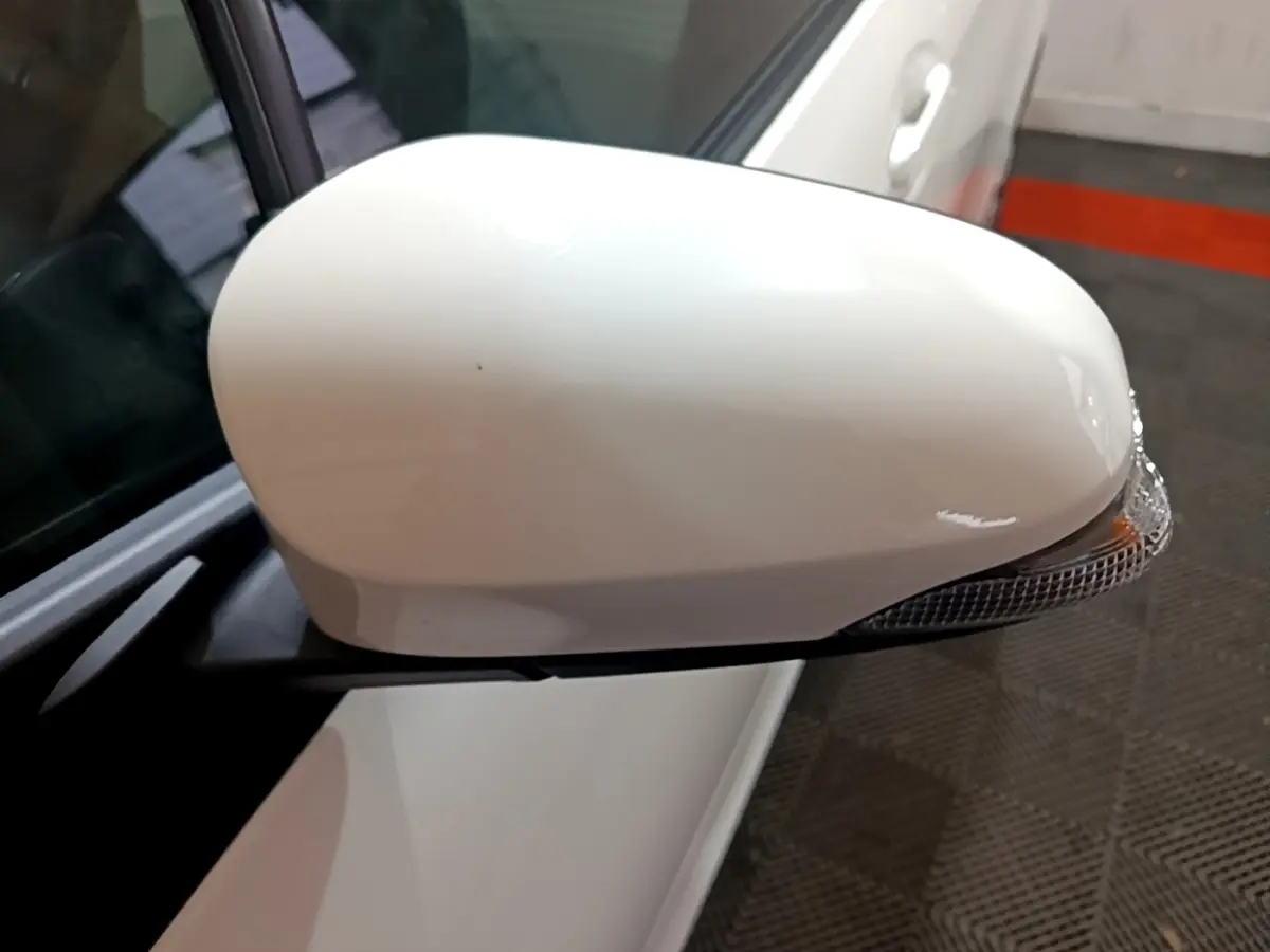 Rétroviseur droit blanc de la Toyota Yaris 1.5 VVT-I Hybrid France Business, avec clignotant intégré.