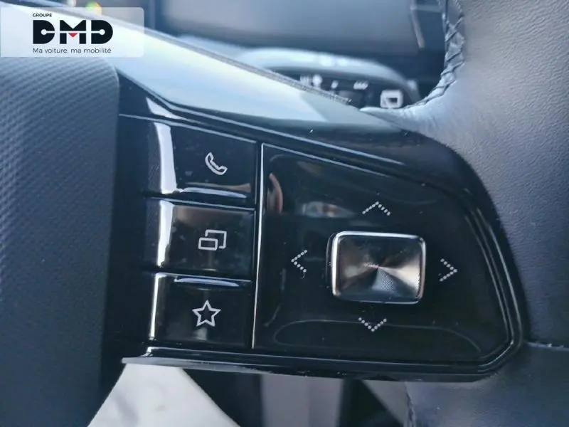 Détail du volant côté gauche du MG4 EV 204ch Luxury 2023 avec boutons de commande tactiles noirs brillants.