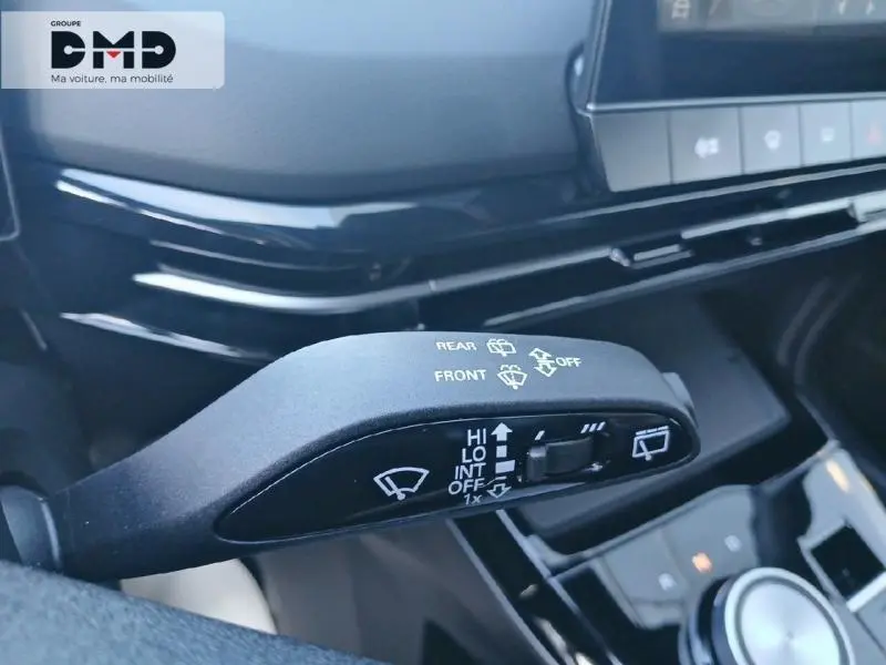 Gros plan sur la commande des essuie-glaces dans l'habitacle du MG4 Andes Grey métallisé, version électrique 2023.